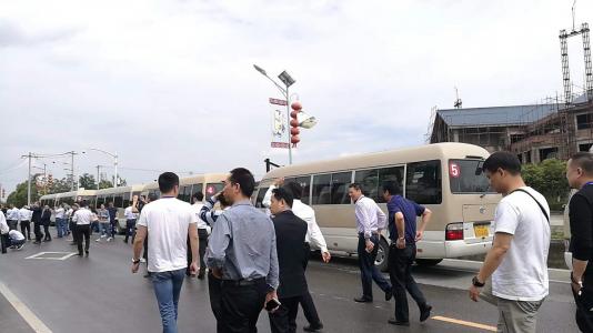 這次是會議用車，全部都是領導，司機穿著都比較整潔也比較正式用很多車，司機素質也比較高，這次租車很滿意，還會去別的城市用車也找建卓汽車。大公司服務的很得體