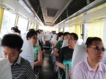 周師傅人很不錯，提前一天聯系我們，提出了不少合理化建議。第二天一早提前半小時就到賓館門口等我們，車子很干凈，空調很足。一路上還給我們介紹風土人情，帶著老人游玩，包車是很不錯的選擇。